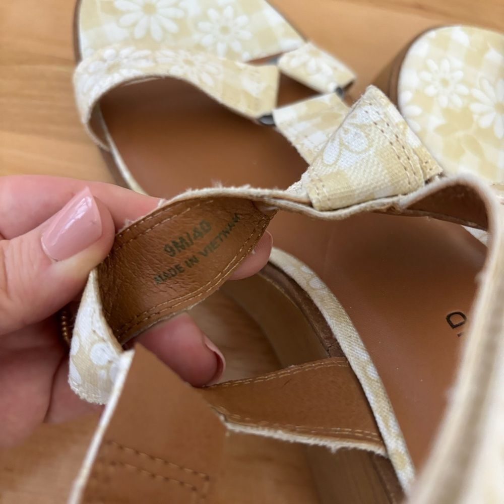 NEW Lucky Brand Women’s 9 Daisy Floral Tan Yellow Wedge Platform Sandal Demmia - Picture 4 of 9
